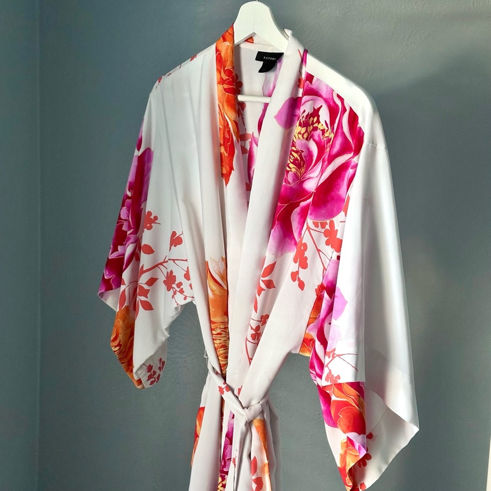 Natori Floral Print Robe ASO Khloe Kardashian - Picture 12 of 14
